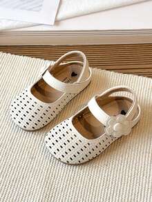 1 Pasang Sandal Anak Perempuan PU Berongga, Ujung Tertutup, Sol Anti-Tendangan dan Tahan Aus, Warna Polos, Cocok untuk Musim Panas, Tanpa Bagian Belakang, Motif Bunga, Perekat Velcro, Mudah Dipakai/Dilepas, Sandal Sekolah Sehari-hari - Krem - View 3