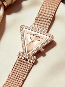 Guess 女士优雅水晶镶嵌三角表盘腕表，玫瑰金金属网状表带，几何镂空三角表盘搭配闪耀水晶表圈，简约时尚，适合办公、日常、休闲佩戴。 - 粉色 - 查看 4