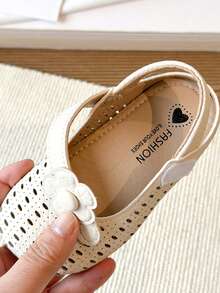 1 Pasang Sandal Anak Perempuan PU Berongga, Ujung Tertutup, Sol Anti-Tendangan dan Tahan Aus, Warna Polos, Cocok untuk Musim Panas, Tanpa Bagian Belakang, Motif Bunga, Perekat Velcro, Mudah Dipakai/Dilepas, Sandal Sekolah Sehari-hari - Krem - View 10