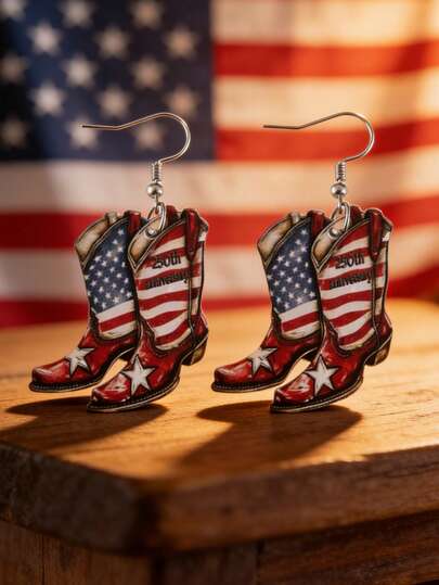 一对女士独立日星条牛仔元素吊坠耳环，适合庆祝7月4日独立日250周年，为女士增添节日气氛，是独立日派对的理想之选。