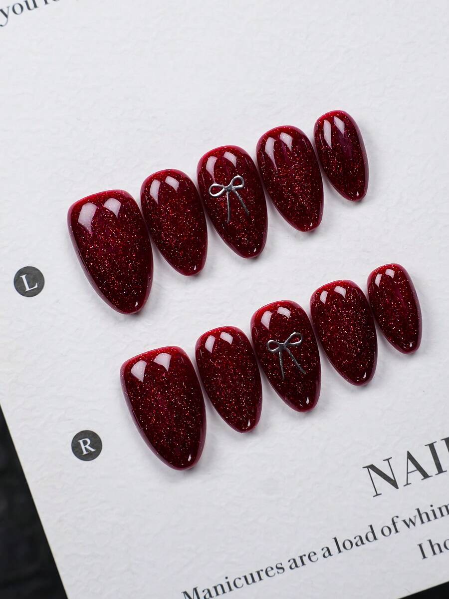 10 pièces Ongles courts en forme d'amande, faits à la main (avec un ensemble d'outils de manucure), magnifique rouge pailleté avec décoration d'un nœud argenté, faux ongles brillants à pression, set de manucure, convient aux femmes et aux filles pour un port quotidien et les fêtes - Rouge - Voir 1