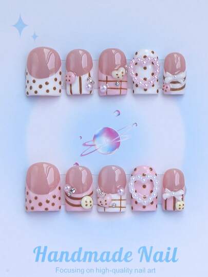 10 móng giả vuông ngắn thủ công, phong cách Y2K, màu nude & hồng với kiểu móng Pháp, thiết kế trang trí pha lê, hình trái tim 3D màu hồng thủ công, phụ kiện trái tim ngọc trai trắng. Thích hợp cho tiệc tùng, đám cưới, sử dụng hàng ngày, kèm dụng cụ làm móng, món quà tuyệt vời cho phụ nữ và bé gái, miếng dán móng tay thủ công.