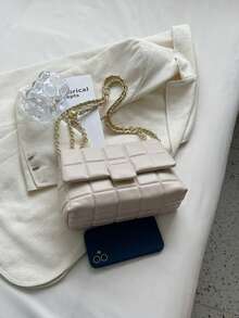 1个米色PU布绗缝手提包，配金属链条手柄、可调节肩带和翻盖，适合日常、约会和所有季节。 - 白色 - 查看 8