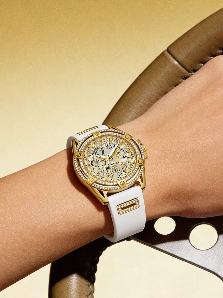 Guess Đồng hồ nữ cao cấp đính pha lê đa chức năng, vỏ hợp kim vàng, dây đeo silicon trắng mềm mại, mặt số và viền đính đầy kim cương pha lê, mặt số phụ lộ máy đa chức năng, đồng hồ đeo tay sang trọng kiểu Y2K phù hợp cho tiệc tùng và đi làm hàng ngày. - Vàng - Xem 1