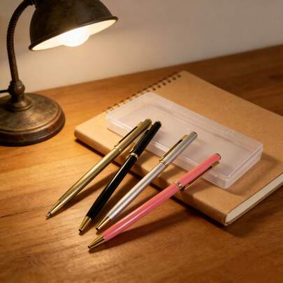 Bộ 5 bút bi kim loại (4 bút + 1 hộp đựng bút). Thân bút làm bằng hợp kim nhôm, đầu bút và kẹp bút được mạ vàng. Sử dụng ruột bút 1.0mm, cho cảm giác viết mượt mà và bền lâu, thích hợp để ghi chú cuộc họp và viết hàng ngày.