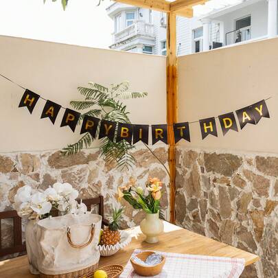 Bộ trang trí tiệc sinh nhật màu đen và vàng sang trọng gồm cờ dây chúc mừng sinh nhật và dây ruy băng xoắn hình ngôi sao - Chữ lấp lánh, trang trí tiệc sinh nhật - Chất liệu giấy bền, dễ lắp ráp, trang trí tiệc theo chủ đề đen và vàng.