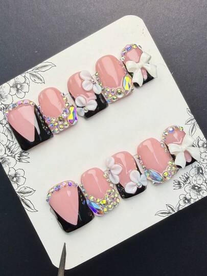 Bộ 10 móng giả phong cách Y2K Baddie, hình vuông ngắn, làm thủ công, màu nude, đen, trắng với các chi tiết kiểu Pháp, đính đá, chạm khắc và nơ, phù hợp cho phụ nữ và bé gái, dự tiệc, sử dụng hàng ngày, bao gồm phụ kiện (màu phụ kiện ngẫu nhiên).
