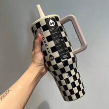 High-Quality Appearance HYDRO-JUG, 40 Oz, Featuring Patterns Of Pink And White, Coffee, Black And White, And Checks. It Is A Stainless Steel Insulated Water Bottle With Vacuum Insulation, Equipped With A Handle, A Straw, And A Leak-Proof Lid. Three Models: The Pink And White Pattern Is Refreshing And Clean, With A Sweet And Energetic Vibe; The Coffee Pattern Is Retro And Luxurious, With High-Quality Texture; The Black And White Pattern Is Classic And Versatile, With A Unique Style. Long-Lasting Insulation For Hot Or Cold Drinks, Shockproof And Leak-Proof, Comfortable To Hold. It Covers All Scenarios Such As Commuting, Office Work, Sports, Outdoor Activities, Home Use, Library Study, Afternoon Tea, And Short Trips. It Is Suitable For Students, White-Collar Workers, And Fashionable Men And Women. It Combines Appearance And Practicality, And Is Exquisite And Versatile For Gift-Giving On Festivals And Birthdays. - 黑白格 - 查看 3