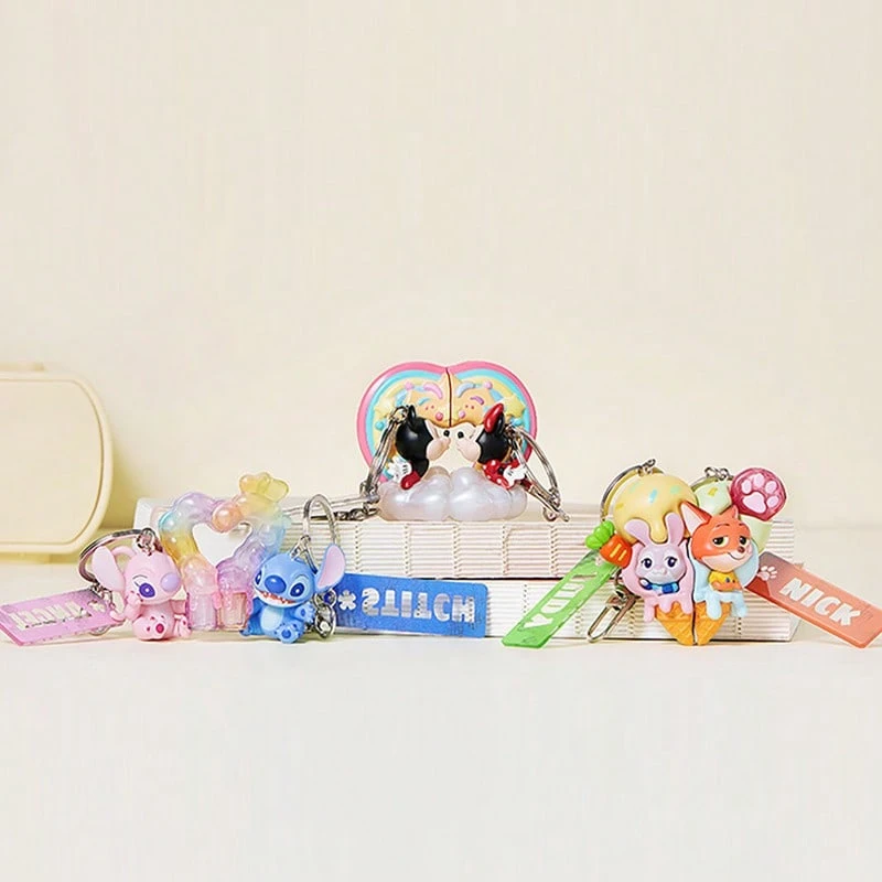 Miniso 迪士尼米奇米妮/尼克朱迪/史迪奇安琪儿情侣磁性吊坠，可爱卡通情侣设计，方便携带，适合日常通勤和周末旅行，精美礼物（1个） - 彩色 - 查看 1