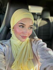 1条女士简约经典纯色优雅休闲流苏围巾，优质针织粘胶面料，长款头巾式头巾，适合日常生活、外出聚会、海滩、度假等场合。 - 淺黃色 - 查看 4