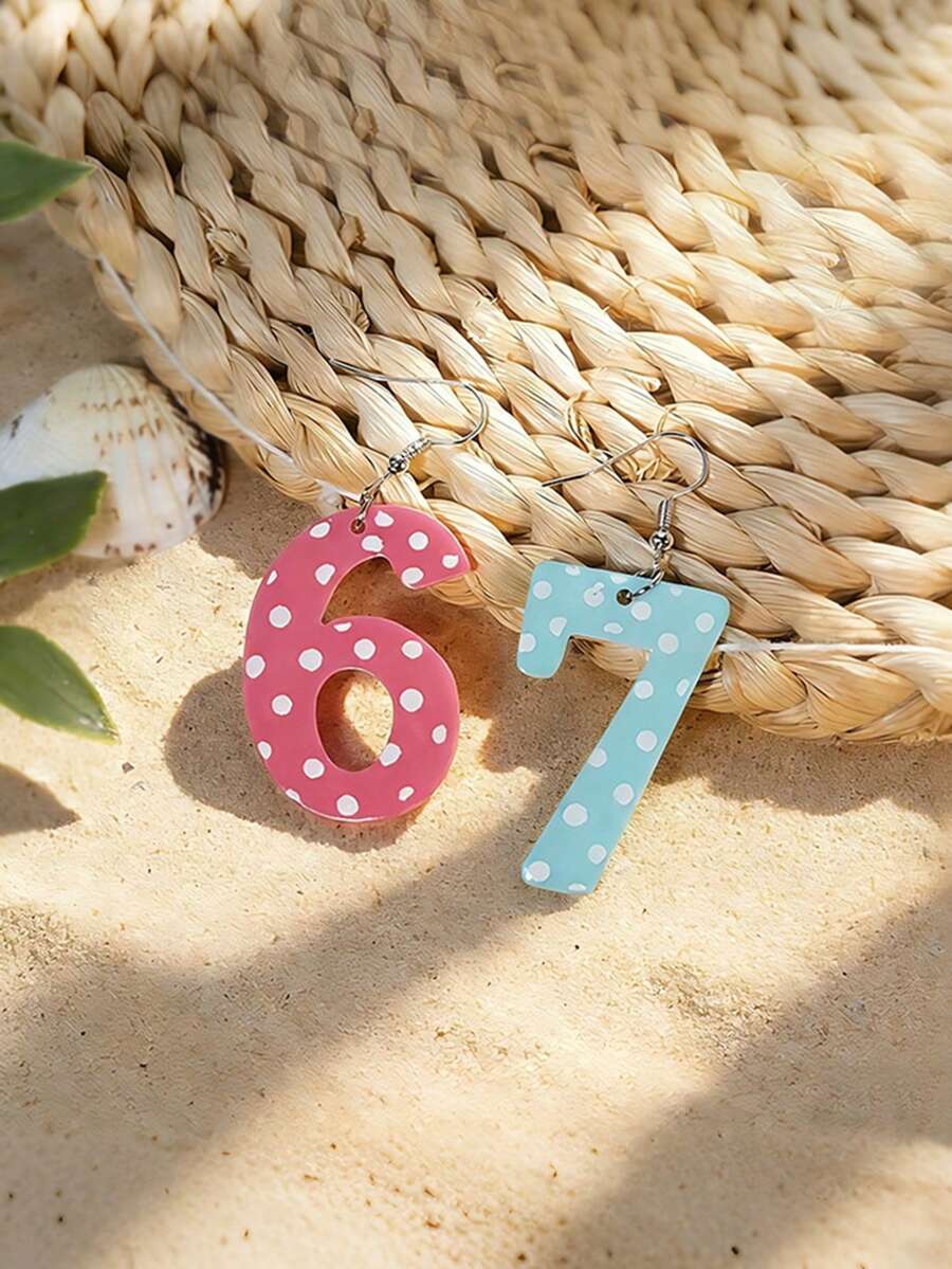 Một đôi bông tai acrylic kiểu dáng sóng, bất đối xứng, thời trang, thích hợp cho phái nữ đeo trong các kỳ nghỉ và lễ hội âm nhạc.