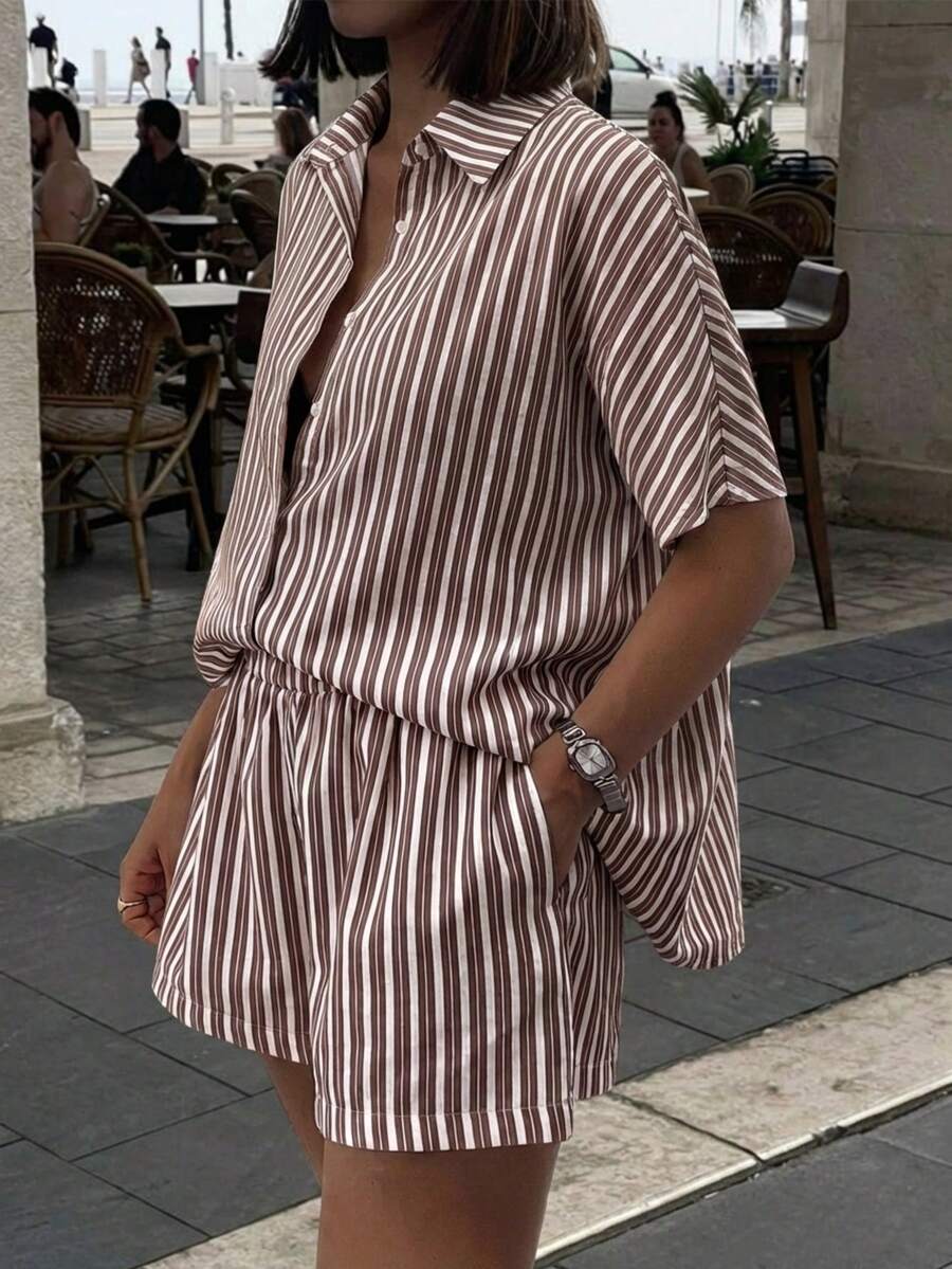 VIVINA 女士时尚休闲度假套装，亚麻质感条纹翻领连体裤搭配短袖开衫和松紧腰带口袋短裤，两件套，适合女士夏季户外/旅行。 - 棕色 - 查看 1