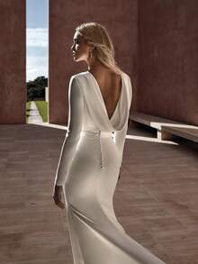 Round Neck Long Sleeve Satin A-Line Wedding Dress With Train, High Slit Bridal Gown Featuring Ruched Waist Design And Structured Fit, Smooth Heavy Satin Fabric Creating Clean Finish And Elegant Flow, Flattering A-Line Silhouette Enhancing Natural Shape And Movement, Minimalist Modern Style Perfect For Outdoor Wedding, Destination Photoshoot, Garden Party, Engagement Session, Christmas Celebration, Halloween Party, Birthday Event, Prom Night, Evening Occasion, Designed For Brides Who Prefer Clean Lines, Soft Movement And Contemporary Bridal Style - 白色 - 查看 5