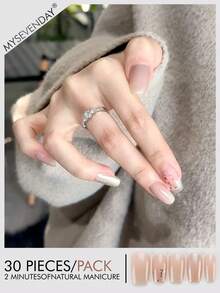 30 piezas de uñas postizas de estilo cuadrado corto/transparente y nude suave, de estilo de viaje. Basado en el color nude gris lechoso, integra destellos finos, mezcla y elementos de color, con un estilo minimalista y de alta gama que es discreto y no ostentoso. Es un "estilo universal" adecuado para el viaje diario, el lugar de trabajo y las citas, mostrando tanto la blancura como el temperamento, captando perfectamente una sensación relajada. - Multicolor - Ver 2