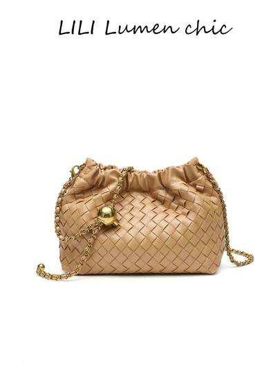 New Niche Design Chain-Woven Cloud Bag, Simple And Textured, Fashionable Shoulder And Crossbody Dumpling Bag, Solid Color Apricot Women's Handbag, PU Material Shoulder Bag, Women's Woven Bag, Straw Bag, Elegant Women's Bag, Bucket Style, With Strong Magnetic Clasp Closure, Single Top Shoulder Strap, Suitable For Girls For Commuting To Work, Going Out Shopping, Business Trips, Travel, Vacation, Dates, Daily Commuting, And Other Occasions.