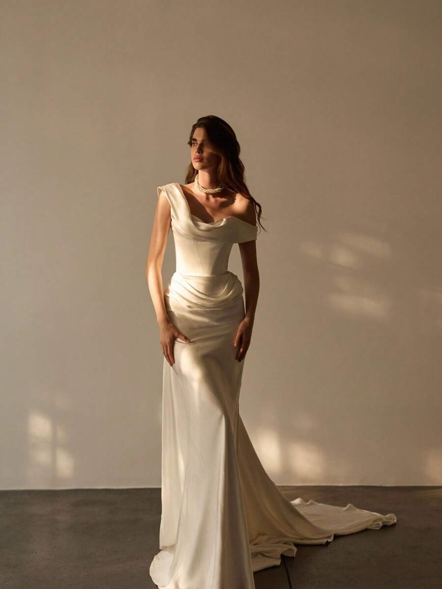One-Shoulder Draped Satin Mermaid Wedding Dress With Sculpted Fit, Elegant Bridal Gown With High-Quality Matte Satin And Structured Pleating, Figure-Flattering Silhouette, Perfect For City Weddings, Evening Receptions, Holiday Celebrations, Christmas, Halloween, Birthday Parties, Prom Nights, Special Occasions, Featuring Feminine Sweep, Comfortable Fit, Timeless Sophistication, Statement Dress For Brides Seeking Chic, Elegant, Confident, And Alluring Look With Sleek Silhouette And Subtle Draped Detail - 白色 - 查看 1