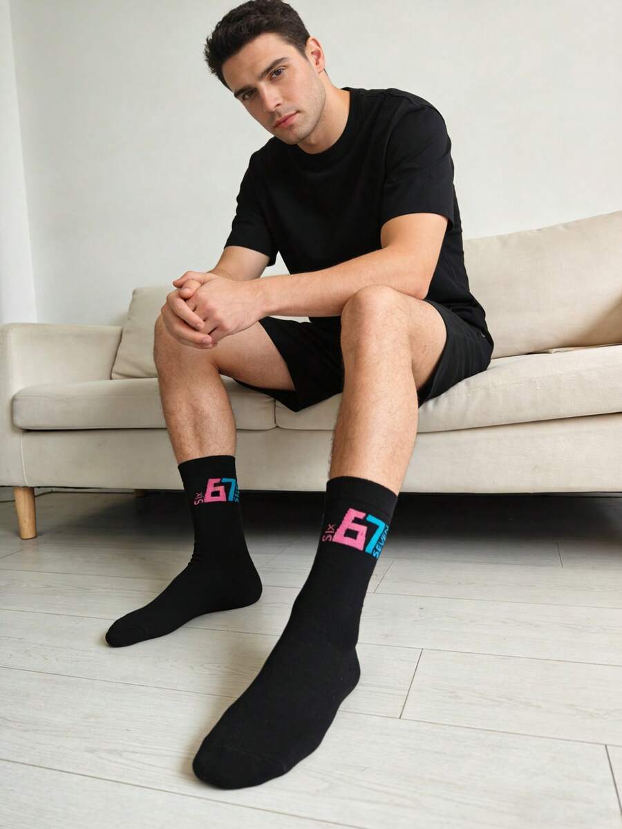 1 双男士黑色底粉色和蓝色撞色数字 67 图案中筒袜，四季皆宜 - 彩色 - 查看 1