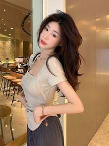 Áo thun tay ngắn cổ vuông ôm sát vạt áo bất đối xứng - Màu bột yến mạch - Xem 5