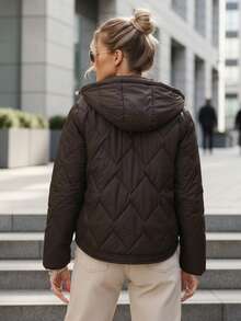 Veste courte matelassée pour femme, avec capuche zippée amovible et poches doublées à boutons-pression. Veste courte de mi-saison pour femme, coupe ajustée. Veste matelassée pour femme, style streetwear décontracté. - Tabac - Voir 4