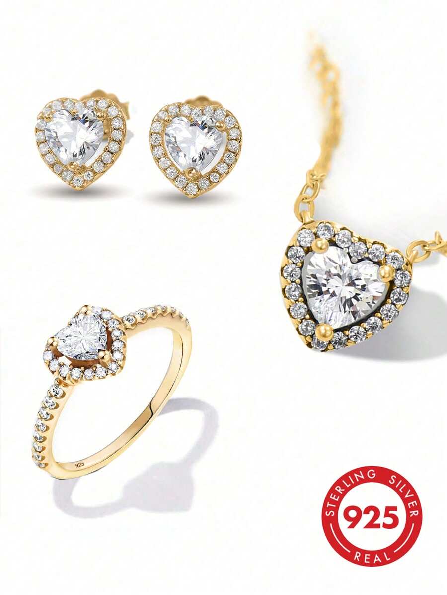 1 件纯银项链、1 对纯银耳环和 1 件纯银戒指首饰套装，采用低过敏性设计，充满激情的心形和爱的元素，搭配简约优雅的方形立方氧化锆，展现您精致、浪漫和百搭的优雅风格。