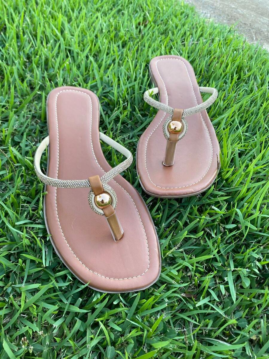 Flat Sandal With Shiny Upper And Decorative Bead. - 駝色 - 查看 1