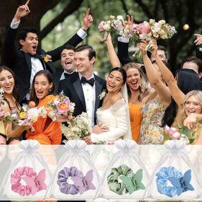 伴娘三件套，包含1个发夹、1个透明纱袋和1个发圈。柔软丝缎发饰，适合女士佩戴，可作为婚礼派对礼物、伴娘回礼、毕业礼物、生日礼物、婚礼回礼、母亲节礼物等。