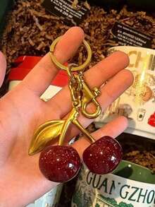 1个大号樱桃形水晶吊坠，钥匙扣吊坠，闪亮樱桃吊坠钥匙扣带夹子，闪亮树脂和金属配件，男女通用钥匙扣，钱包和包包挂饰 - 彩色 - 查看 3