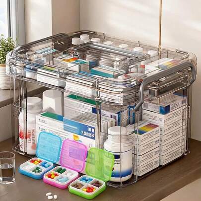 【加厚防潮双层透明药盒】采用耐用防水材料制成，双层透明设计方便快速识别药品。专为家庭、卧室和旅行医疗用品收纳而设计，是存放急救用品、常用药品和应急物资的理想之选，方便整理和取用。（仅包含药盒，不含药品）