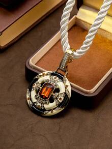 Một chiếc vòng cổ mặt dây chuyền hình tròn bằng men sứ kiểu cổ điển, mạ vàng, đính đá pha lê màu cam đỏ hình khối lập phương, phối màu đen trắng tương phản, dây bện màu trắng, thích hợp cho các dịp trang trọng như dạ hội, đám cưới, tiệc theo chủ đề cổ điển và đi làm hàng ngày, một phụ kiện bắt mắt tạo nên không khí thanh lịch thời trung cổ. - Nhiều màu - Xem 1