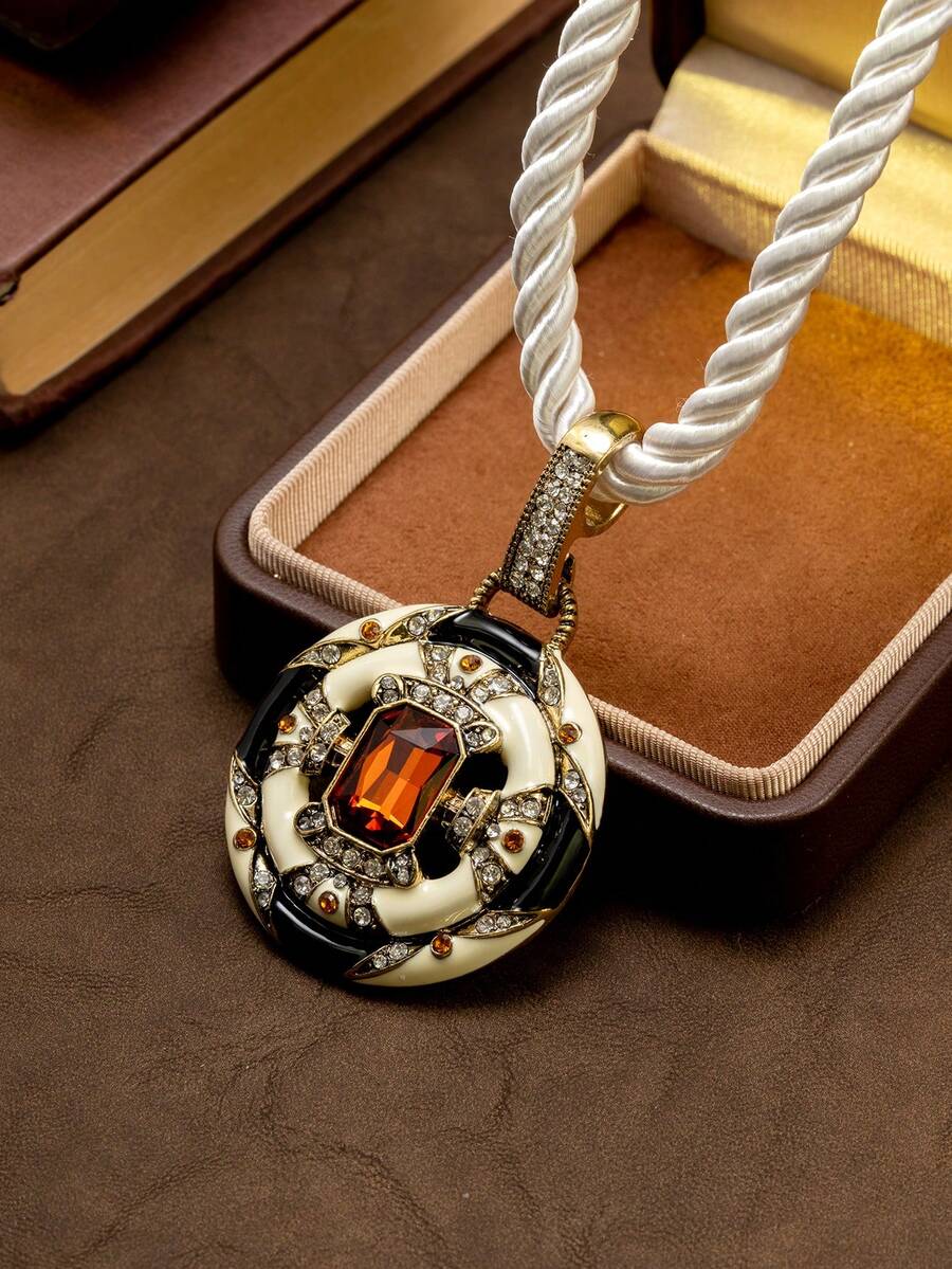 Một chiếc vòng cổ mặt dây chuyền hình tròn bằng men sứ kiểu cổ điển, mạ vàng, đính đá pha lê màu cam đỏ hình khối lập phương, phối màu đen trắng tương phản, dây bện màu trắng, thích hợp cho các dịp trang trọng như dạ hội, đám cưới, tiệc theo chủ đề cổ điển và đi làm hàng ngày, một phụ kiện bắt mắt tạo nên không khí thanh lịch thời trung cổ. - Nhiều màu - Xem 1