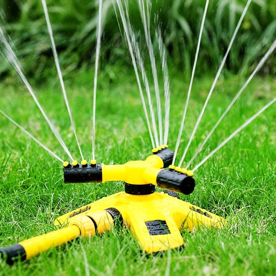 Vòi phun tưới cây tự động xoay 360 độ ba nhánh, tự động phun sau khi nước chảy qua, phạm vi tưới rộng và phun đều, lắp đặt vòi phun sữa nhanh chóng, có thể sử dụng nối tiếp nhiều vòi với nhau, chất liệu ABS, chắc chắn và bền, không cần nguồn điện.
