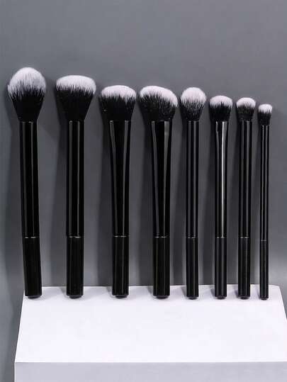 8件套黑色专业化妆刷套装，包含腮红刷、散粉刷、遮瑕刷、眼影刷，全套化妆工具，非常适合旅行和送礼。