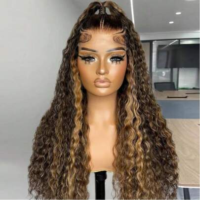 Tóc giả MECRY Highlight Deep Wave 13x4 bằng nhựa. Kiểu tóc tết phần trước. Tóc giả màu nâu với các sợi tóc vàng óng ánh, không có băng dính ở phần trước.