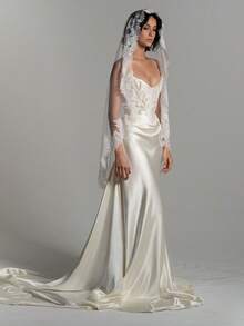 Strapless Lace Satin Mermaid Wedding Dress With Veil, Romantic Vintage Bridal Gown With 3D Lace Appliqué And High-Quality Matte Satin, Perfect For Church Ceremonies, Light Weddings, Holiday Celebrations, Christmas, Halloween, Birthday Parties, Prom Nights, Evening Receptions, Special Occasions, Featuring Feminine Sweep, Comfortable Fit, Timeless Elegance, Statement Dress For Brides Seeking Soft, Elegant, Romantic, And Refined Look With Delicate Lace Detailing And Flowing Silhouette - 白色 - 查看 1