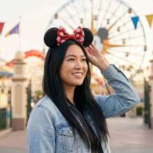 Disney Băng đô tai chuột với nơ đính kim sa đỏ – Tai chuột đen biểu tượng dành cho phụ nữ và bé gái, hoàn hảo cho các hoạt động ngoài trời, công viên giải trí, tiệc tùng và cosplay – Kích thước phù hợp với hầu hết mọi người, thích hợp cho các hoạt động ngoài trời, kỳ nghỉ, du lịch, phụ kiện trang phục và quà tặng. - Nhiều màu - Xem 8