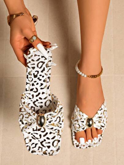 Women's Bow Metal Decor Straw Flat Sandals, Comfortable Minimalist Design, Suitable For Vacation, Beach, Home, Daily Wear, Summer White Woven Open Toe Slippers, White & Gold Metal Bow Decor Square Toe Chunky Heel Slide Sandals, Summer Party & Holiday