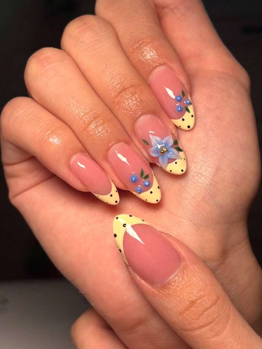 24片杏仁形亚克力美甲礼盒套装，春夏风格，奶油黄色波点法式镶边，点缀3D蓝色花朵和金色钢珠，清新甜美，饰以3D小蓝莓，可卸可重复使用，新手也能轻松上手，完美适用于约会、派对、海滩度假和日常佩戴，百搭实用。套装包含：1片果冻凝胶假指甲，1把指甲锉。 - 彩色 - 查看 1