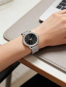 Guess 女士石英模拟腕表 - 34毫米银色不锈钢表壳和表链，银色表盘，双色不锈钢表带，30米防水，时尚配饰 - GW0404L3 - 銀色 - 查看 3