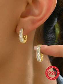 一对优雅的925纯银闪亮钻石耳环，适合女士约会、派对佩戴，是送给女士的精致珠宝礼物，也是周年纪念日、送给女友、生日或约会之夜的理想礼物之选。 - 微鑲鋯石耳扣 - 查看 1