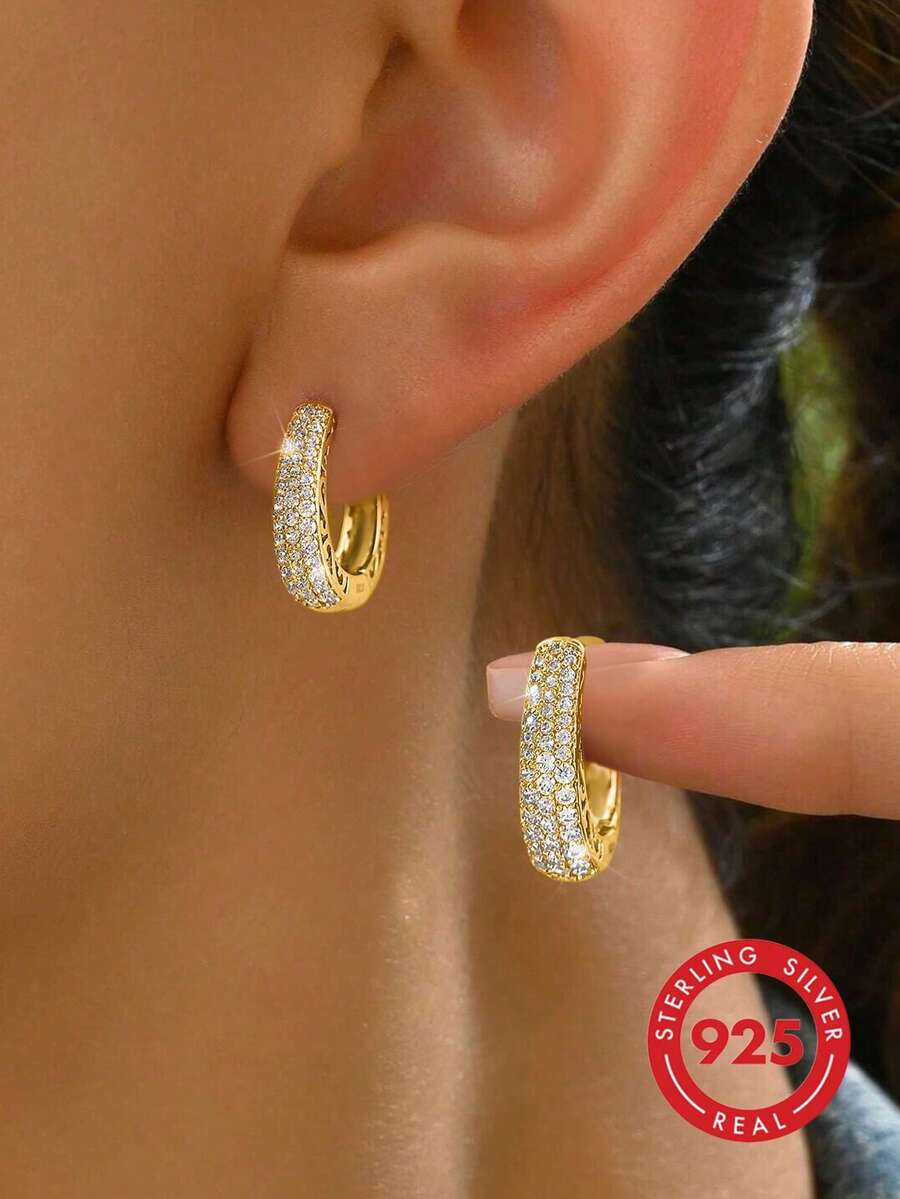 一对优雅的925纯银闪亮钻石耳环，适合女士约会、派对佩戴，是送给女士的精致珠宝礼物，也是周年纪念日、送给女友、生日或约会之夜的理想礼物之选。 - 微鑲鋯石耳扣 - 查看 1