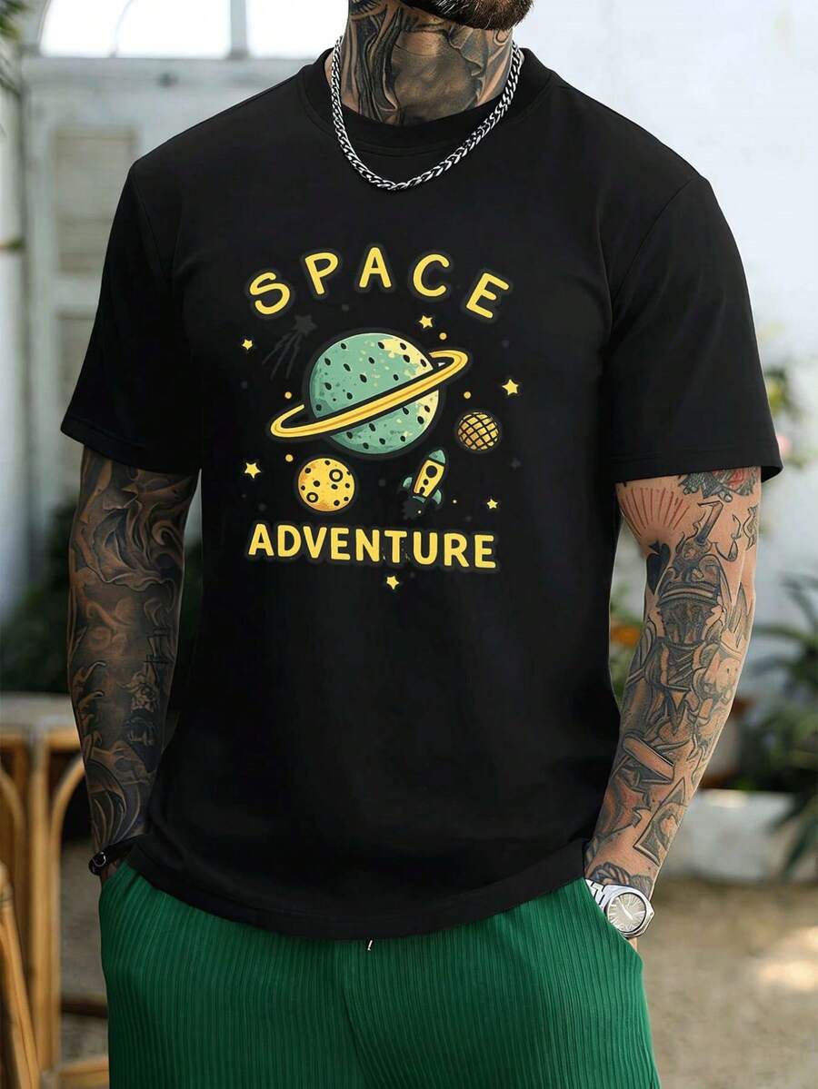 T-shirt da uomo con stampa a tema avventura spaziale, 100% cotone, girocollo, vestibilità comoda, stampa di grande impatto. - nero - Visualizzare 1