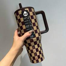 High-Quality Appearance HYDRO-JUG, 40 Oz, Featuring Patterns Of Pink And White, Coffee, Black And White, And Checks. It Is A Stainless Steel Insulated Water Bottle With Vacuum Insulation, Equipped With A Handle, A Straw, And A Leak-Proof Lid. Three Models: The Pink And White Pattern Is Refreshing And Clean, With A Sweet And Energetic Vibe; The Coffee Pattern Is Retro And Luxurious, With High-Quality Texture; The Black And White Pattern Is Classic And Versatile, With A Unique Style. Long-Lasting Insulation For Hot Or Cold Drinks, Shockproof And Leak-Proof, Comfortable To Hold. It Covers All Scenarios Such As Commuting, Office Work, Sports, Outdoor Activities, Home Use, Library Study, Afternoon Tea, And Short Trips. It Is Suitable For Students, White-Collar Workers, And Fashionable Men And Women. It Combines Appearance And Practicality, And Is Exquisite And Versatile For Gift-Giving On Festivals And Birthdays. - Lưới cà phê - Xem 1