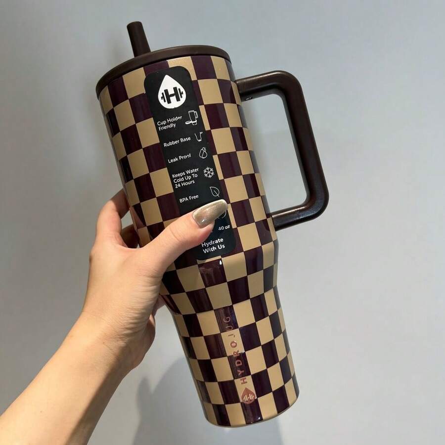 High-Quality Appearance HYDRO-JUG, 40 Oz, Featuring Patterns Of Pink And White, Coffee, Black And White, And Checks. It Is A Stainless Steel Insulated Water Bottle With Vacuum Insulation, Equipped With A Handle, A Straw, And A Leak-Proof Lid. Three Models: The Pink And White Pattern Is Refreshing And Clean, With A Sweet And Energetic Vibe; The Coffee Pattern Is Retro And Luxurious, With High-Quality Texture; The Black And White Pattern Is Classic And Versatile, With A Unique Style. Long-Lasting Insulation For Hot Or Cold Drinks, Shockproof And Leak-Proof, Comfortable To Hold. It Covers All Scenarios Such As Commuting, Office Work, Sports, Outdoor Activities, Home Use, Library Study, Afternoon Tea, And Short Trips. It Is Suitable For Students, White-Collar Workers, And Fashionable Men And Women. It Combines Appearance And Practicality, And Is Exquisite And Versatile For Gift-Giving On Festivals And Birthdays. - Lưới cà phê - Xem 1