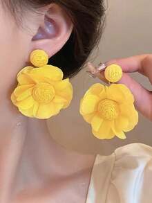 一对温柔甜美、优雅的多巴胺黄色花朵耳钉，适合女性日常、节日和假日佩戴。 - 花朵B款 - 查看 2