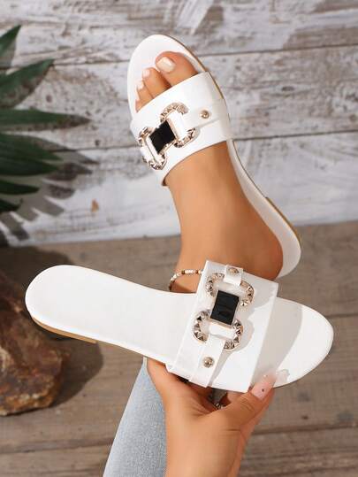 Dép lê đế bằng màu be đơn giản và thoải mái dành cho nữ, thích hợp cho kỳ nghỉ biển, có khóa kim loại trang trí, kiểu dáng thường ngày.