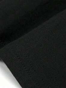 T-shirt homme REAL! à col rond et imprimé graphique, noir, style techwear, manches courtes, motif géométrique. Inspiré par l'esthétique minimaliste du groupe électronique belge real!, ce t-shirt streetwear ample est idéal au quotidien, pour les concerts, les sorties entre amis et les moments de détente. Confectionné en coton mélangé respirant, il constitue un cadeau parfait pour un anniversaire, les fêtes ou tout autre événement, pour les fans de real!, les amateurs de techwear et les mélomanes. Un incontournable de la mode en toute saison. - Noir - Voir 4