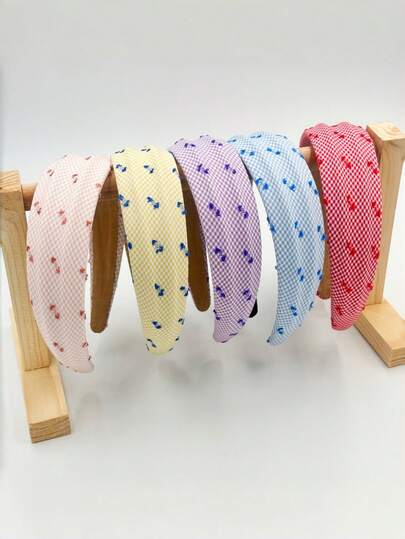 一件格子刺绣女士发饰：宽边发箍、发带、发圈。它具有韩式清新甜美的外观，适合法式复古风、学院风、日常通勤和休闲装扮。