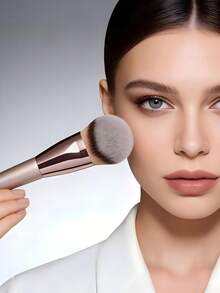 一套多功能化妆刷，包含斜角轮廓刷和平头粉底刷，适用于BB霜、粉底液，可实现无缝晕染、阴影和轮廓修饰，可用作粉底刷、遮瑕刷、腮红刷、修容刷、高光刷和散粉刷。 - 彩色 - 查看 1