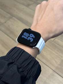 1条磁吸硅胶表带，兼容 46/45/41/40/42/38/49/44mm，适用于SE/S11/10/9/8/7/SE4/5/6/3/2/1 Ultra 3/2/1，配件，适合春、夏、秋、冬四季佩戴。 - 白色 - 查看 2