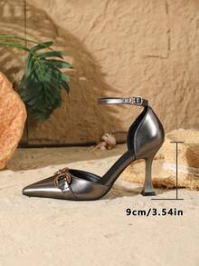 Giày cao gót nữ điều chỉnh được một quai, mũi nhọn cao 9cm, kiểu dáng thanh lịch, chất liệu PU với khóa kim loại hình móng ngựa trang trí, màu xám đậm, phù hợp cho mặc hàng ngày, dự tiệc và đi làm. - Xám - Xem 4